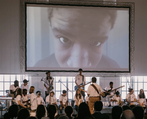 alunos em palco